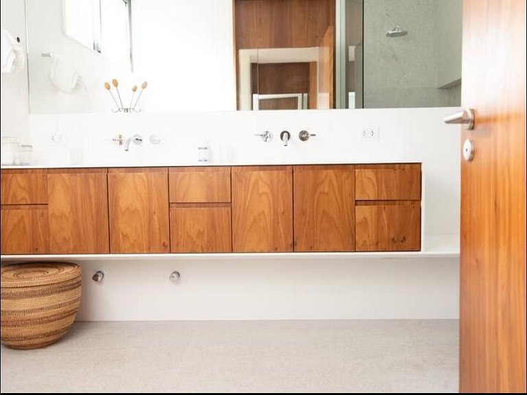 Experience luxury and modernity in this magnificent house bo