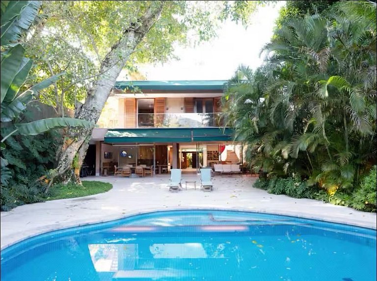 Experience luxury and modernity in this magnificent house bo