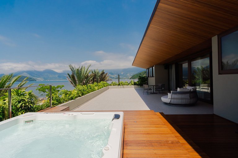 Luxury vacation home on the beach in Angra dos Reis, RJ