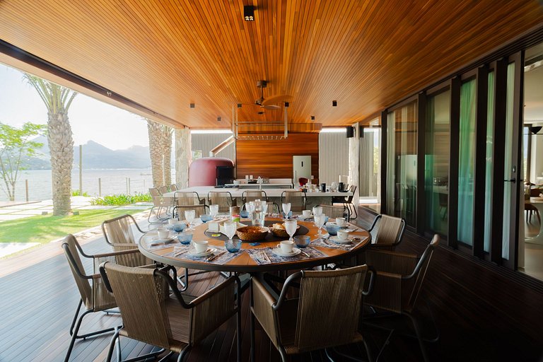 Luxury vacation home on the beach in Angra dos Reis, RJ