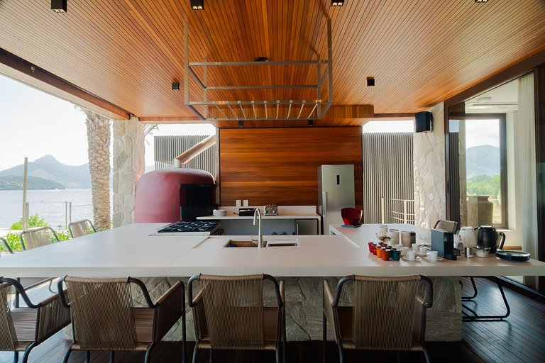 Luxury vacation home on the beach in Angra dos Reis, RJ