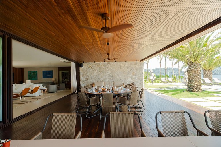 Luxury vacation home on the beach in Angra dos Reis, RJ