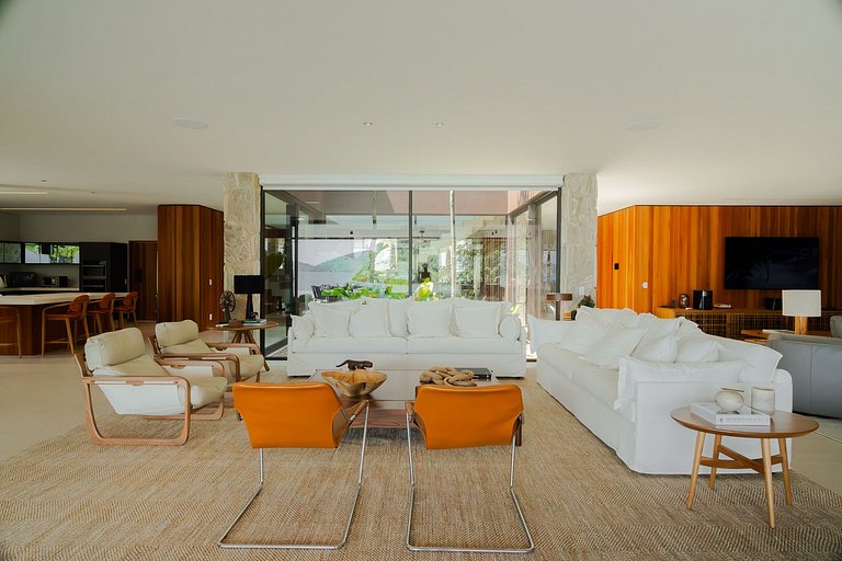 Luxury vacation home on the beach in Angra dos Reis, RJ