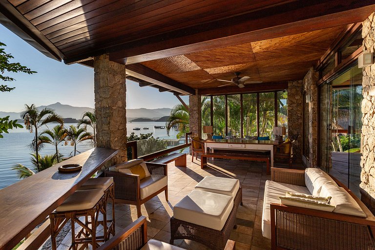 Casa de Luxo Frente Mar – Piscina, Pier e Praia Particular