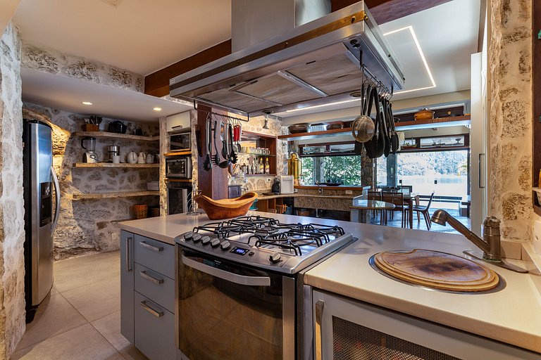 Casa de Luxo Frente Mar – Piscina, Pier e Praia Particular